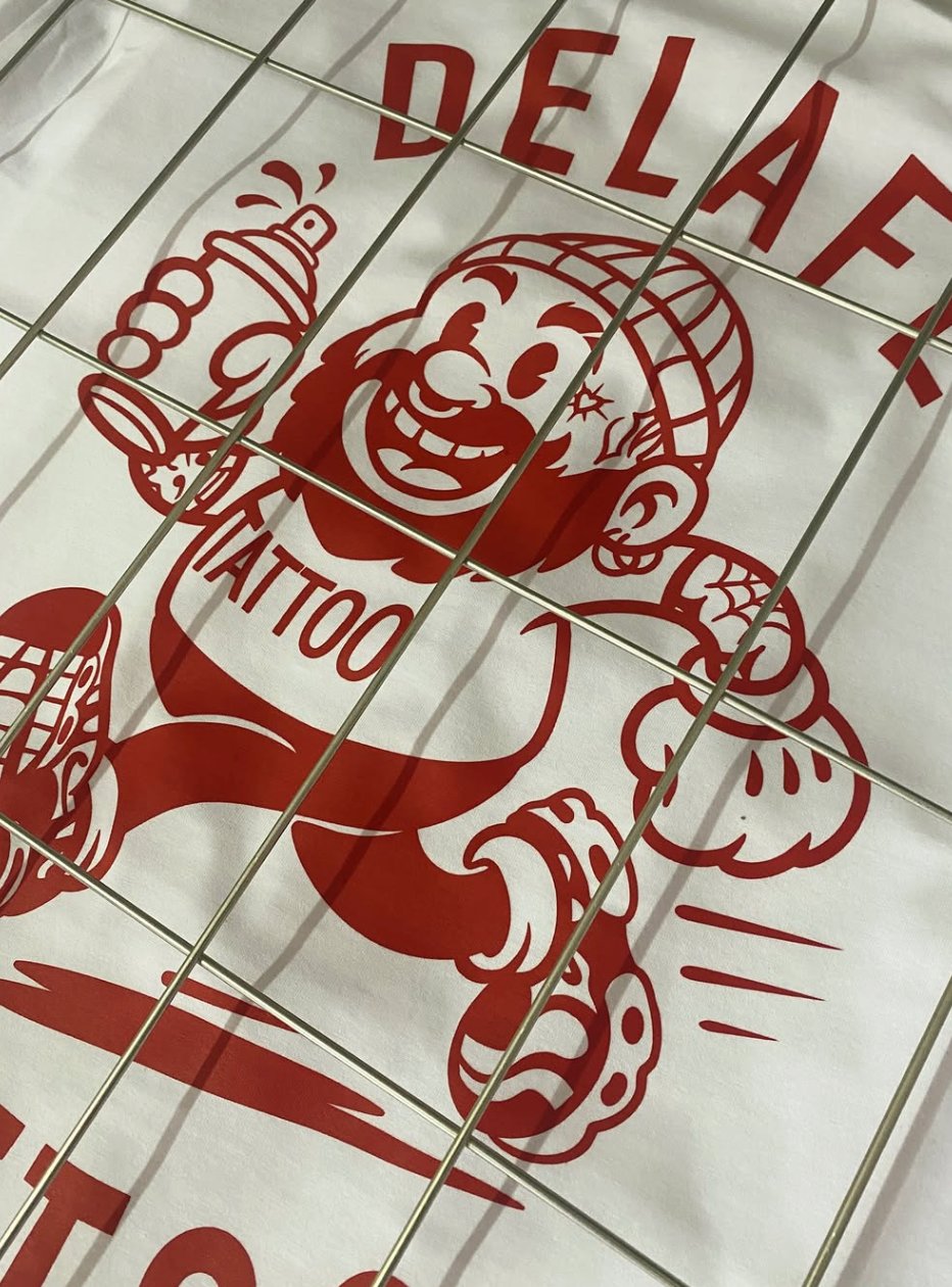 Serigrafía roja en secado